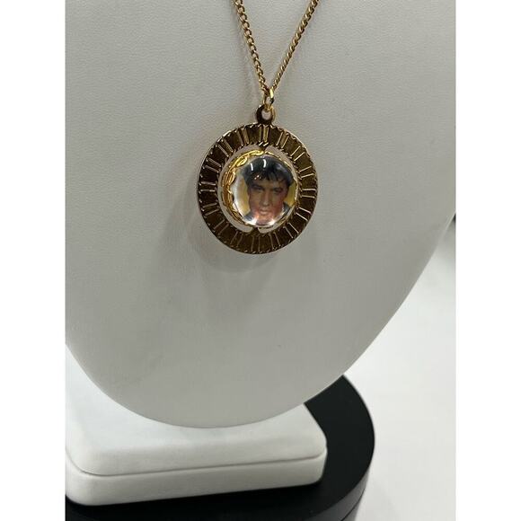 Vintage 1977 Elvis Presley Spinning Photo Goldtone Necklace Pendant
King Of Rock - Picture 3 of 13